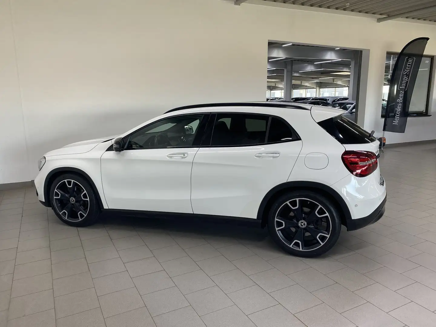 Mercedes-Benz GLA 250 4M URBAN+NIGHT+DIST+MEMO+KEY+COMAND+360° Weiß - 2