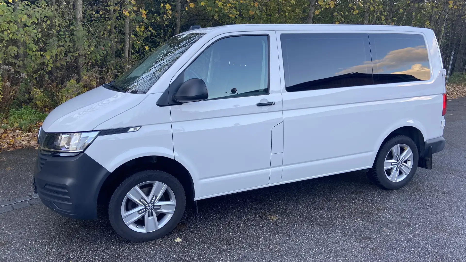 Volkswagen T6.1 Kombi 9 Sitzer, AHK, Klima, Navi, Flügeltüren Weiß - 1