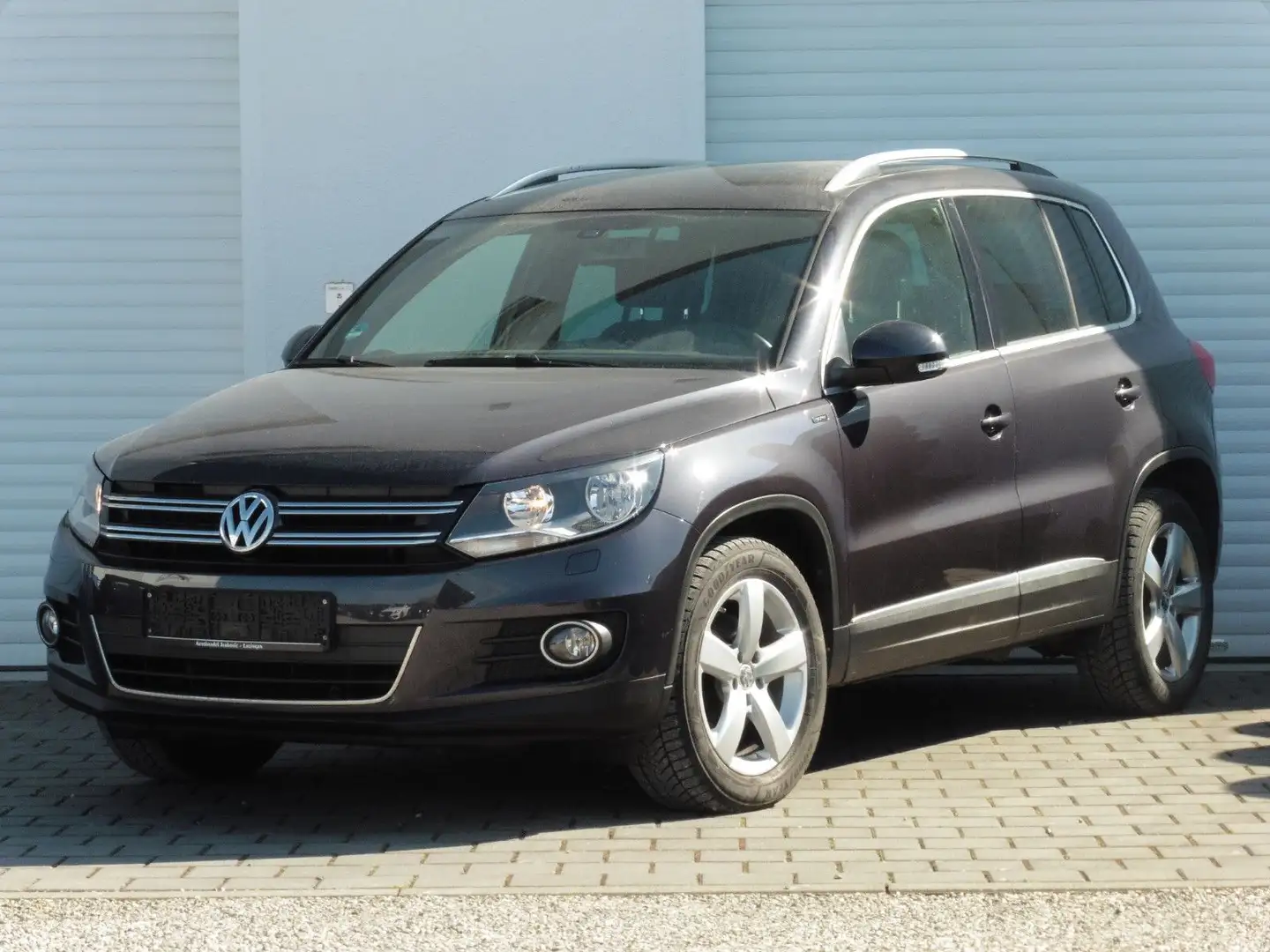 Volkswagen Tiguan 2.0 TDI Lounge Navi SHZ AHK Kamera EURO6 Grau - 1