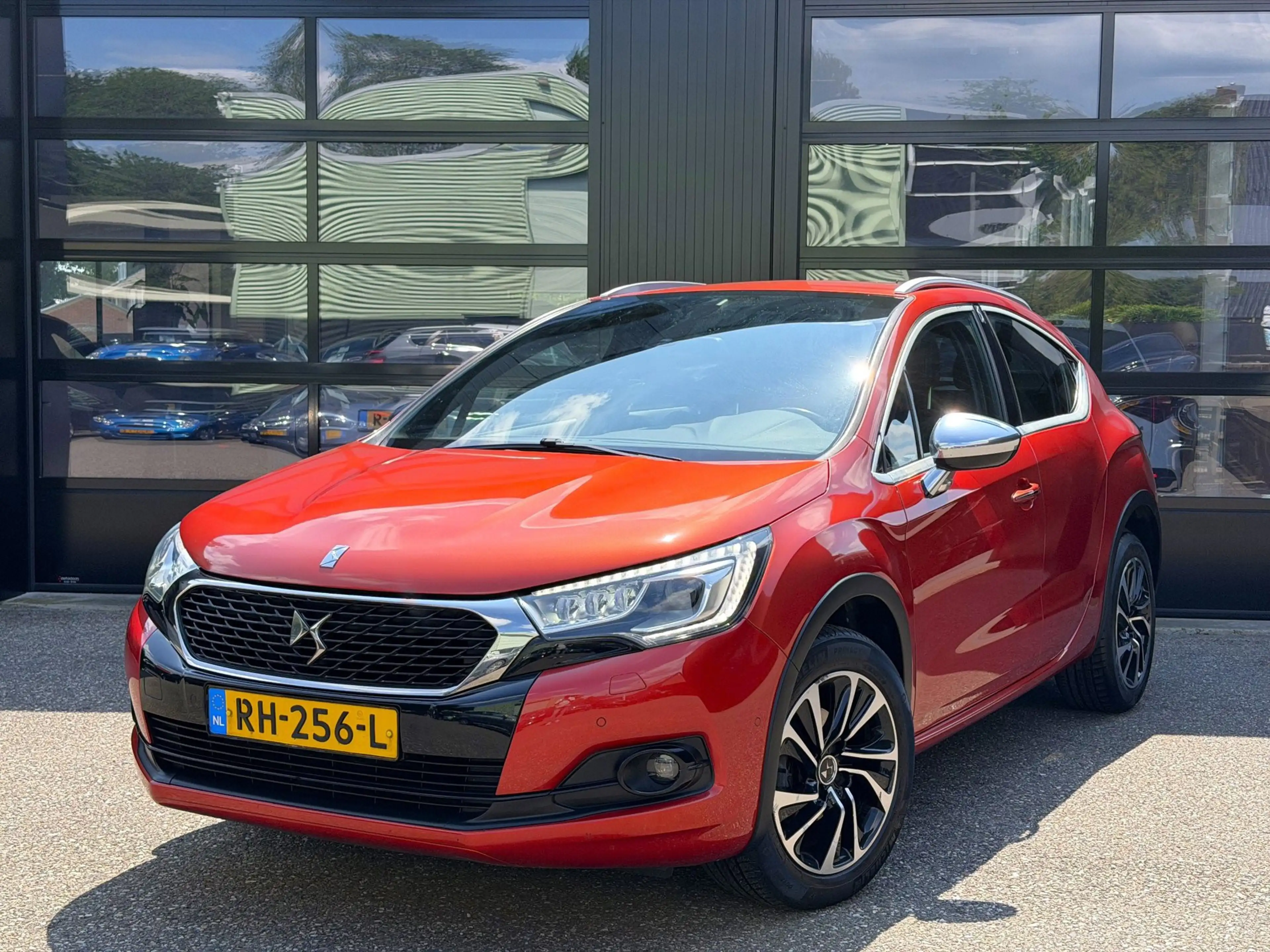 DS Automobiles DS 4 Crossback 1.2 Chic Orange Edition Camera Navigatie