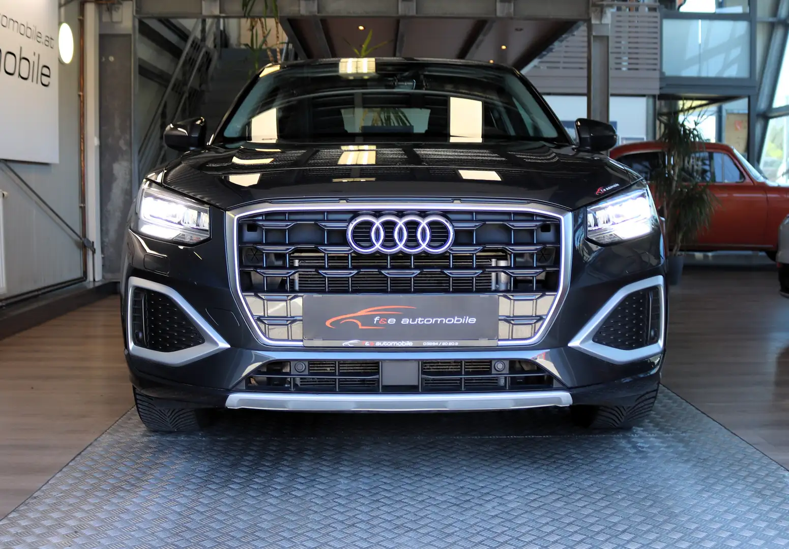 Audi Q2 35 2,0 TDI advanced Grau - 2
