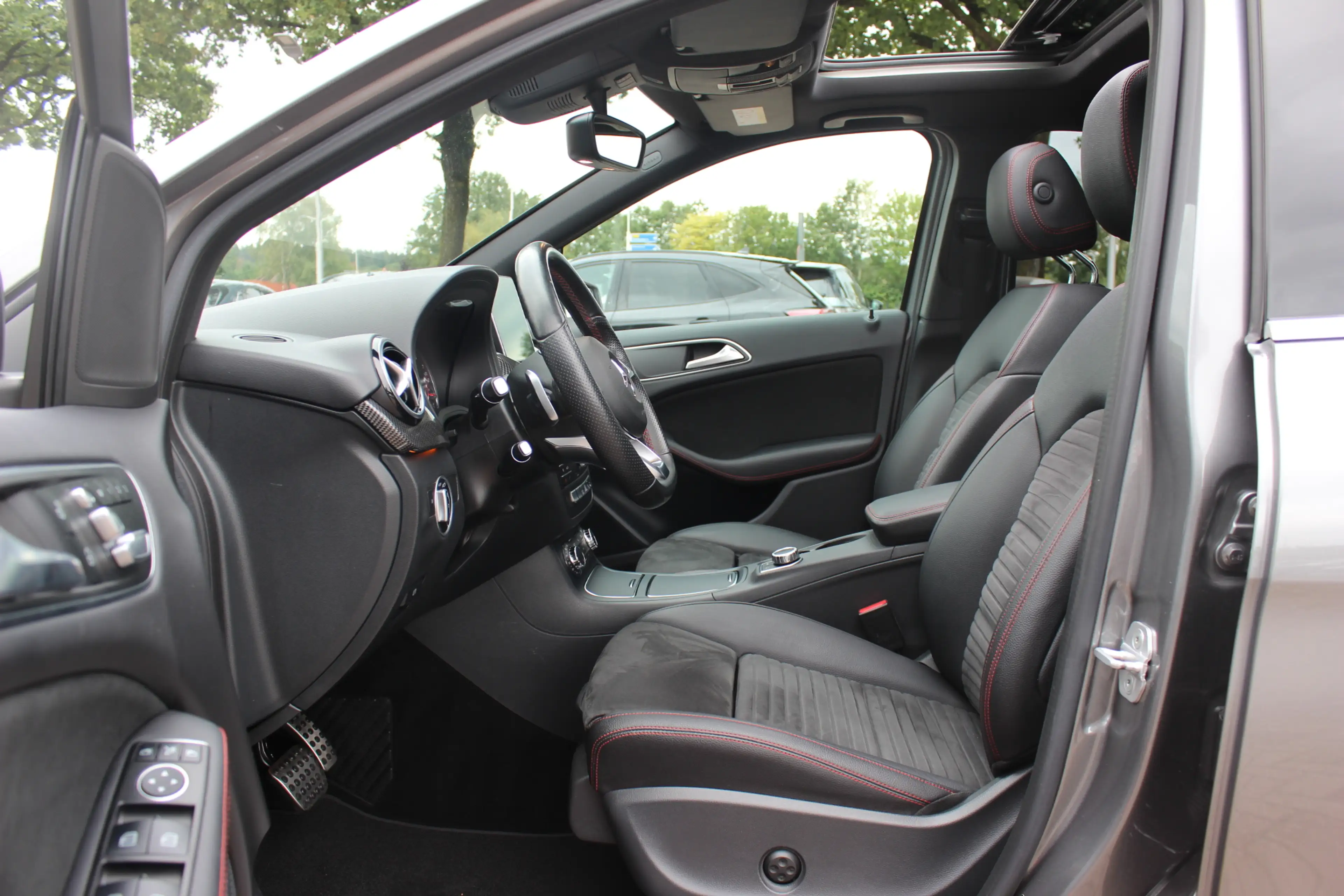 Mercedes-Benz B 180 Ambition / Panoramadak / Camera / Leder&Alcantara — photo 10