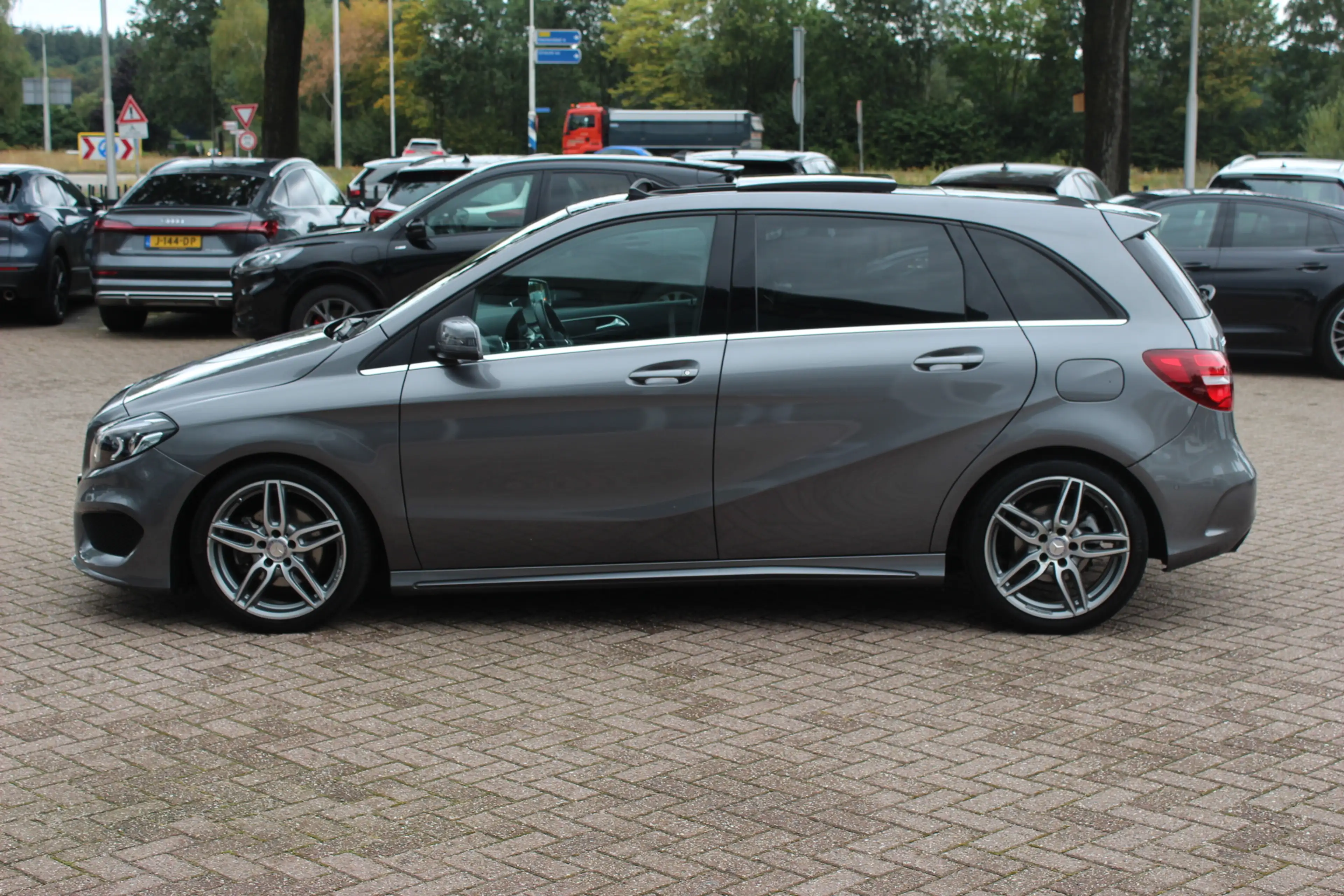 Mercedes-Benz B 180 Ambition / Panoramadak / Camera / Leder&Alcantara — photo 7