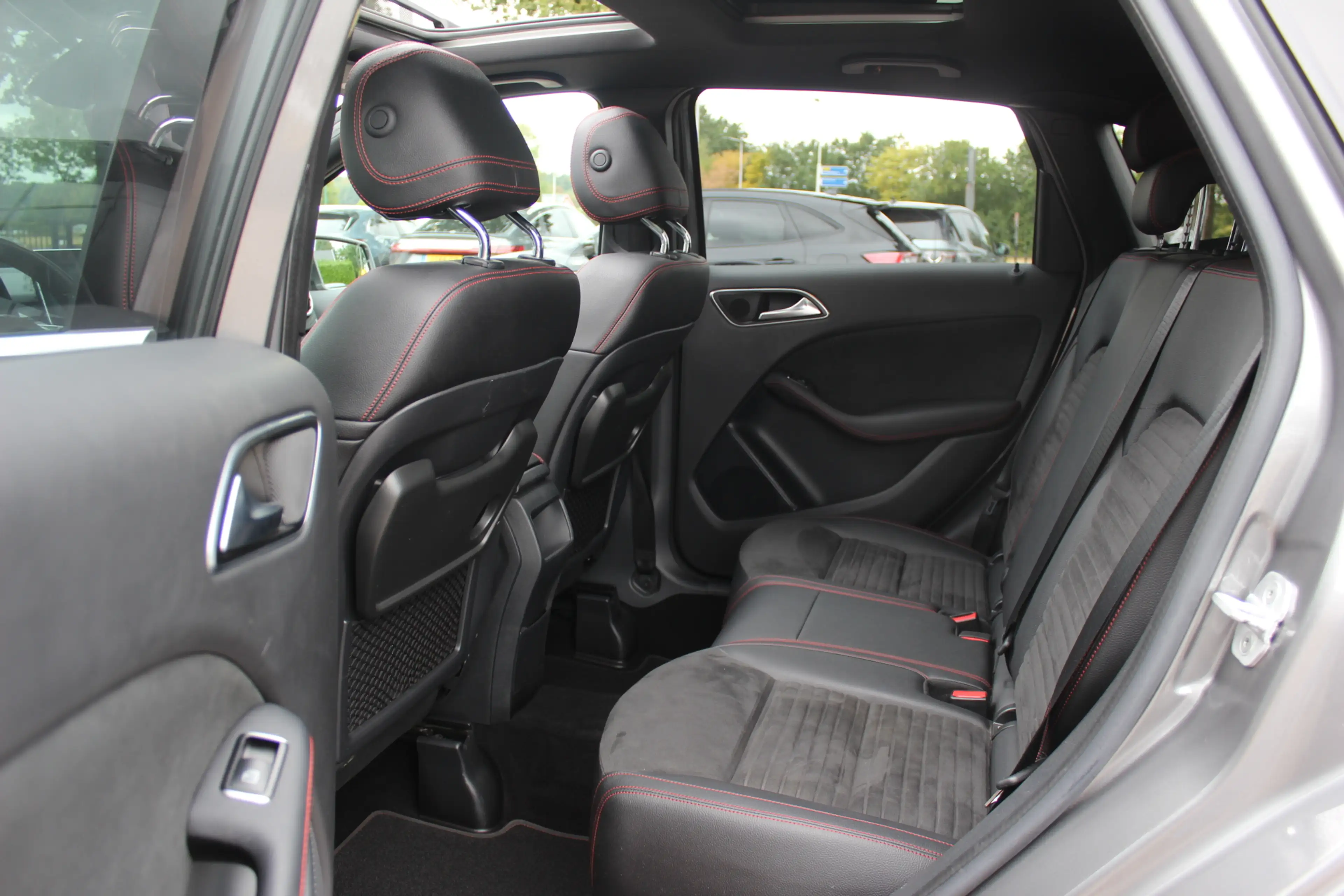 Mercedes-Benz B 180 Ambition / Panoramadak / Camera / Leder&Alcantara — photo 11