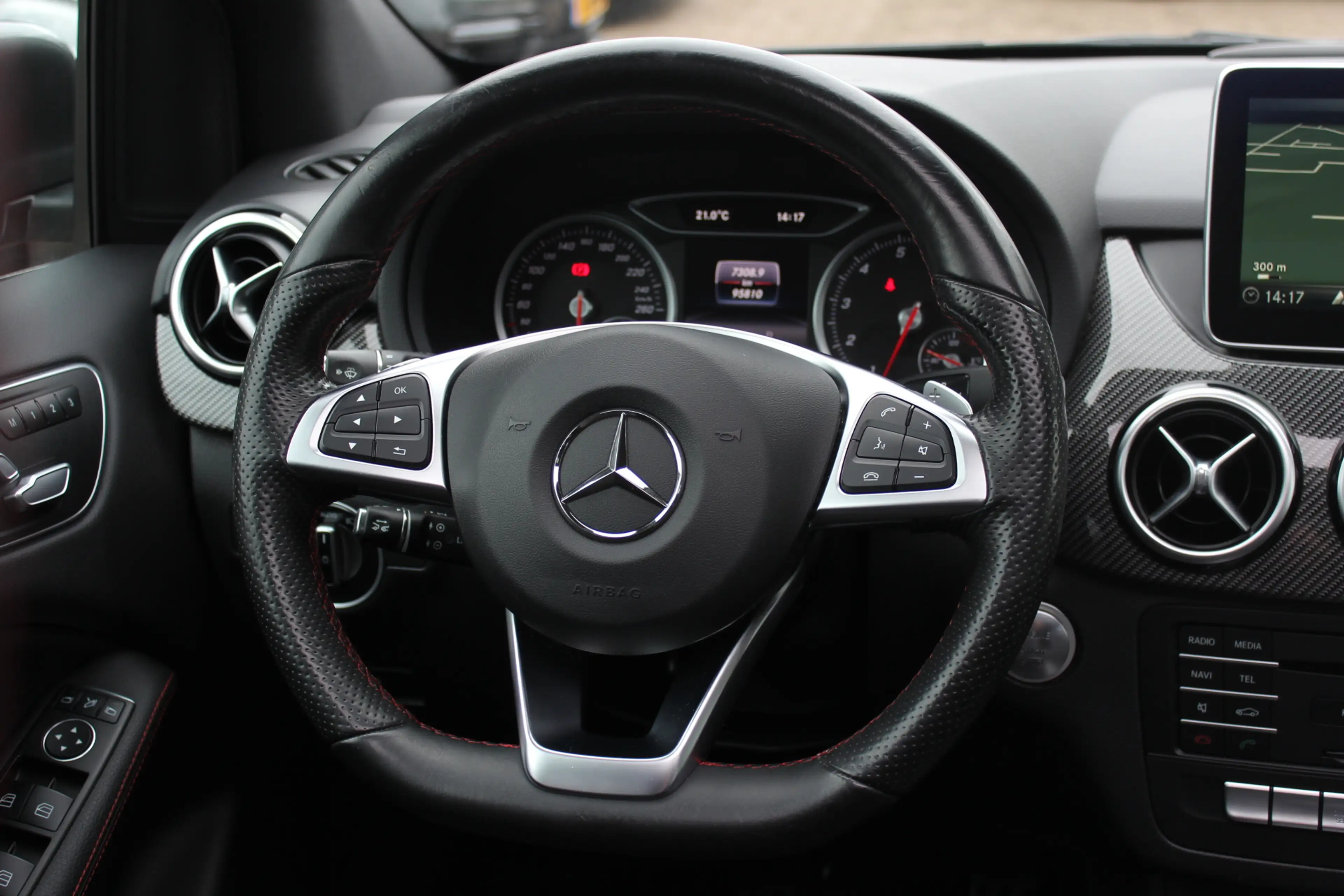 Mercedes-Benz B 180 Ambition / Panoramadak / Camera / Leder&Alcantara — photo 17