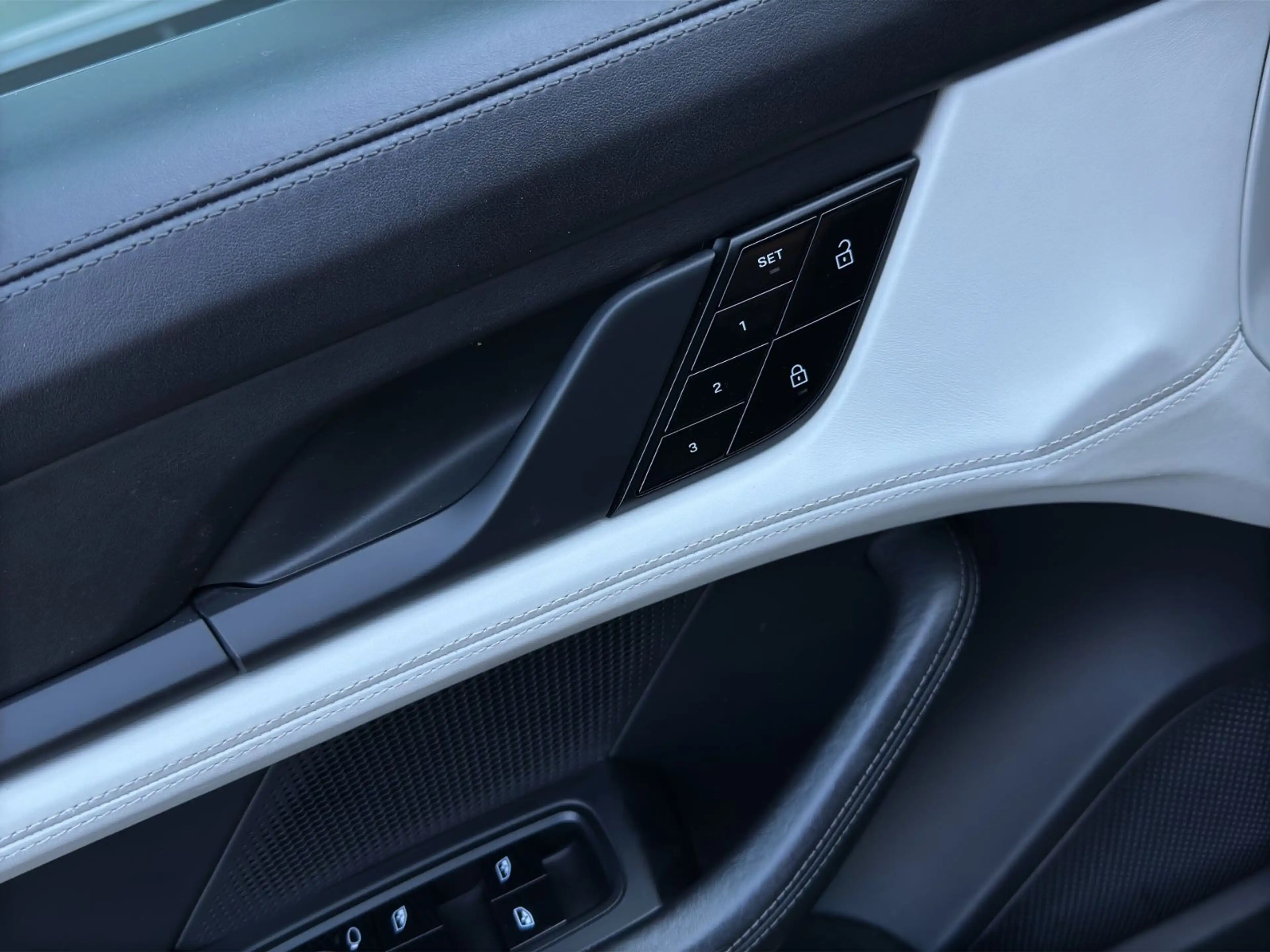 Porsche Taycan 4S°LUFT°HUD°360°MATRIX°PANO°SPORTCHRONO° — photo 14