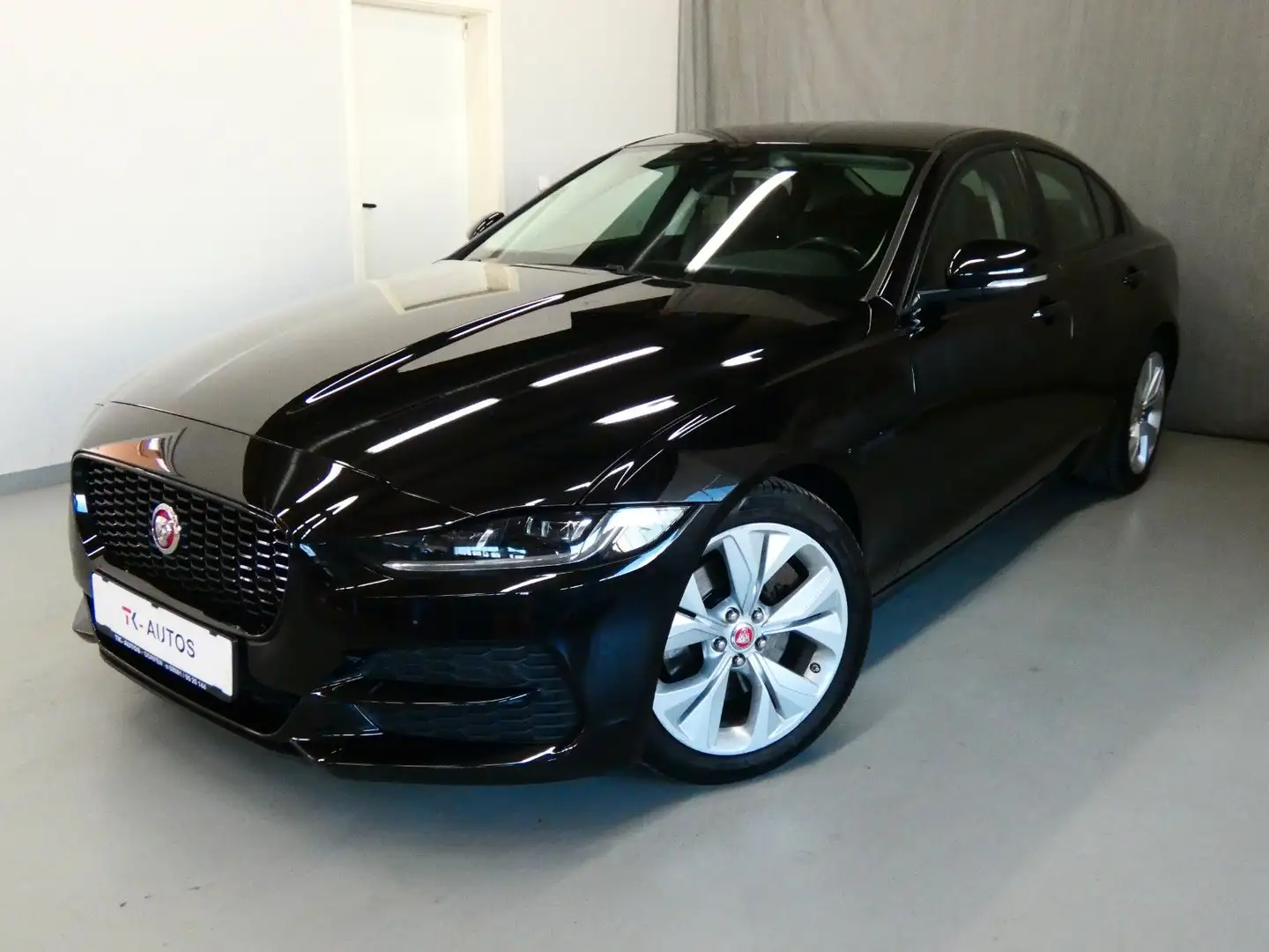 Jaguar XE 2.0d S,1.Hand,Navi,Leder,LED,Tempo-ACC,S-Heft Schwarz - 1