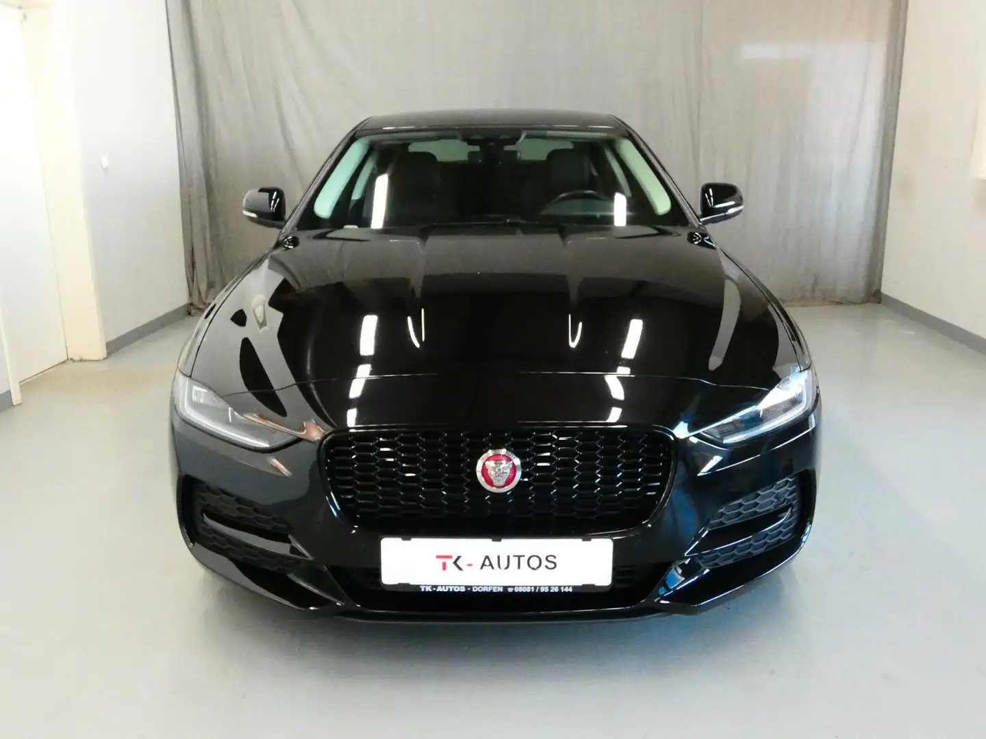 Jaguar XE 2.0d S,1.Hand,Navi,Leder,LED,Tempo-ACC,S-Heft Schwarz - 2