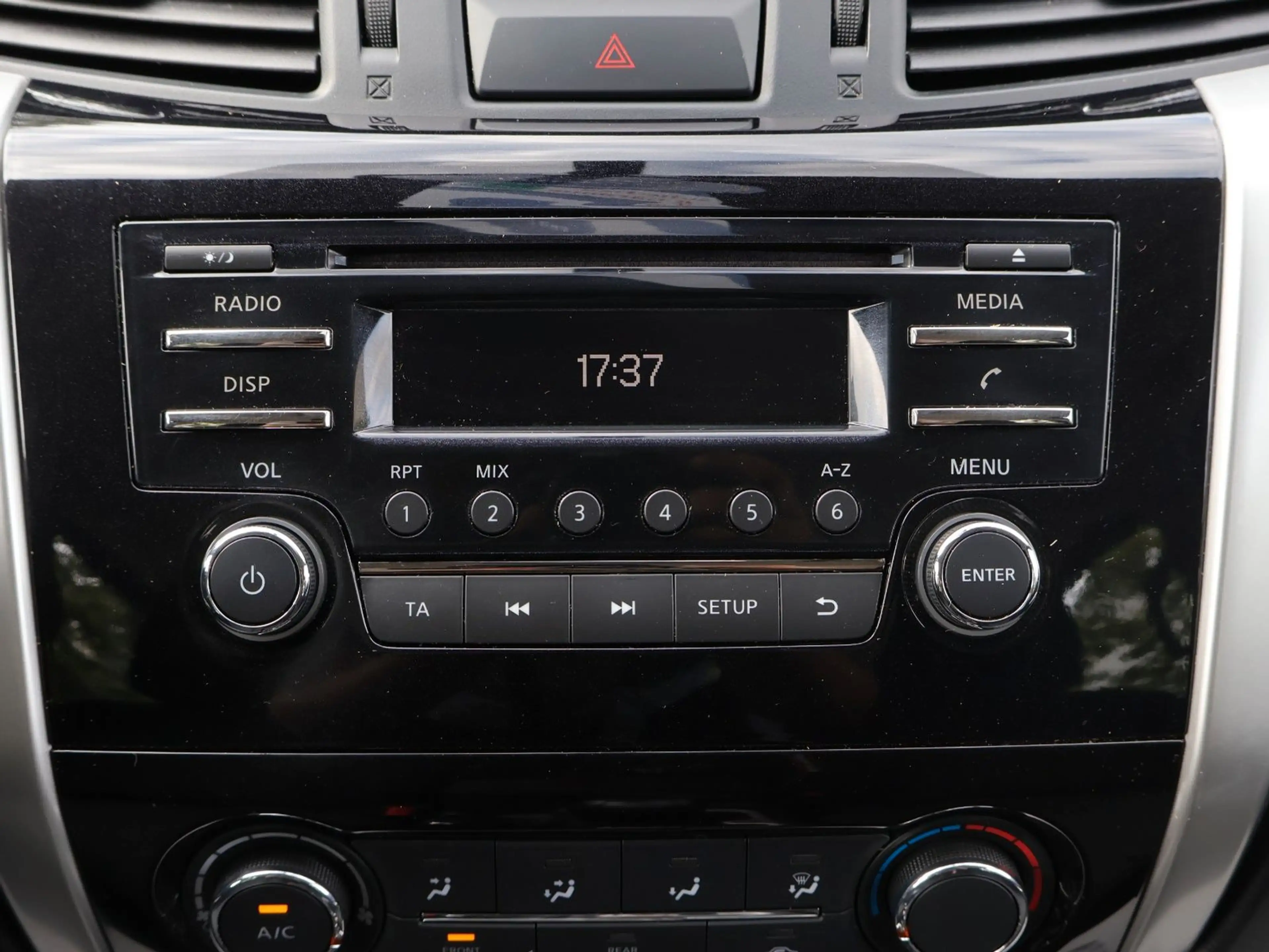 Nissan Navara NP300 Acenta Double Cab 4x4 MwSt-AHK-SHZ — photo 10
