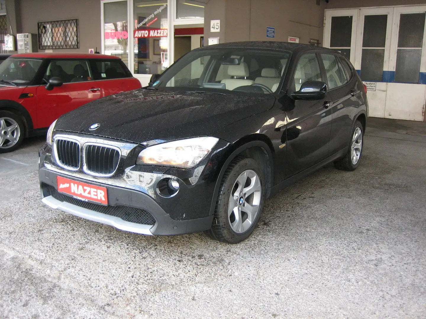 BMW X1 18 d xDrive Schwarz - 1
