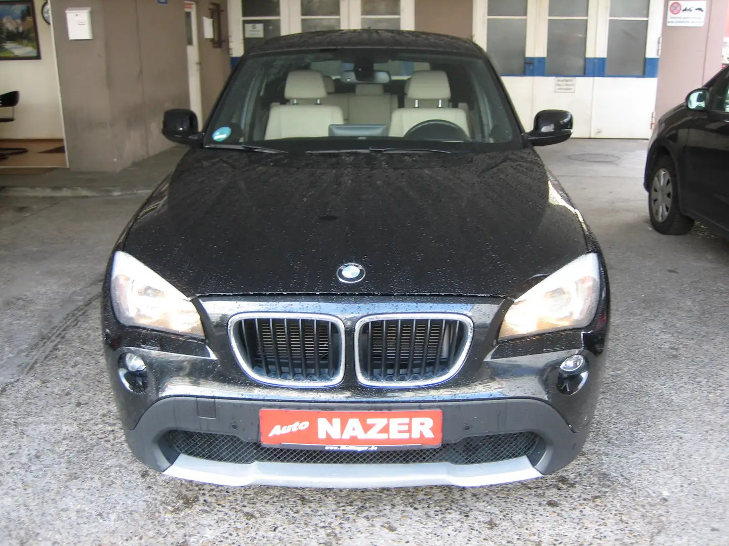 BMW X1 18 d xDrive Schwarz - 2