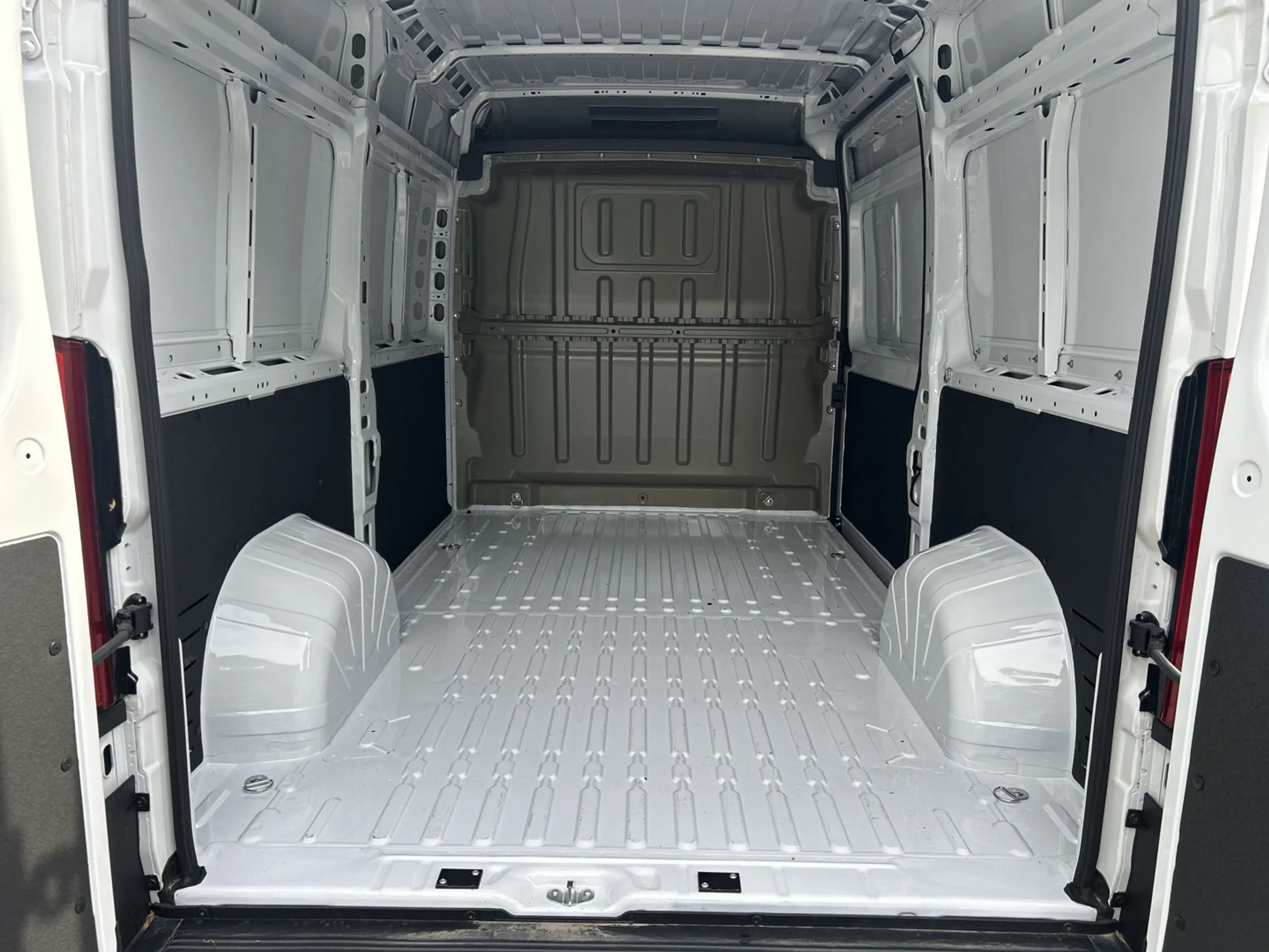 Peugeot Boxer Boxer 2.2 BlueHDi 140 L2H2 Autm. — photo 15