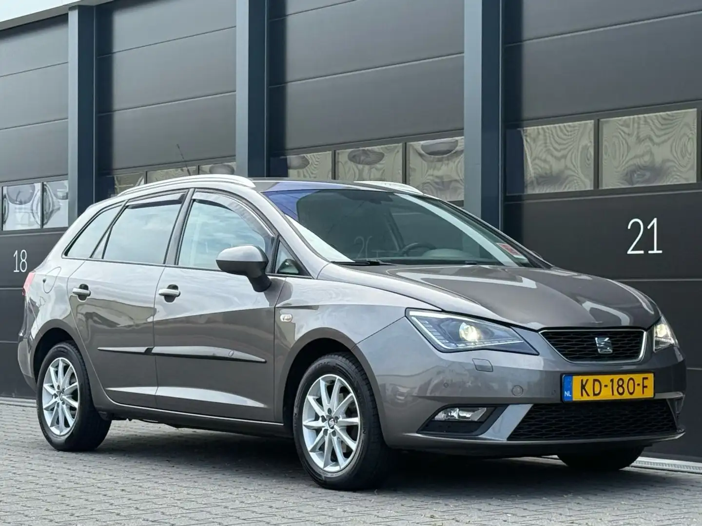 SEAT Ibiza ST 1.4 TDI Navi Clima Xenon EURO-6 Grijs - 2