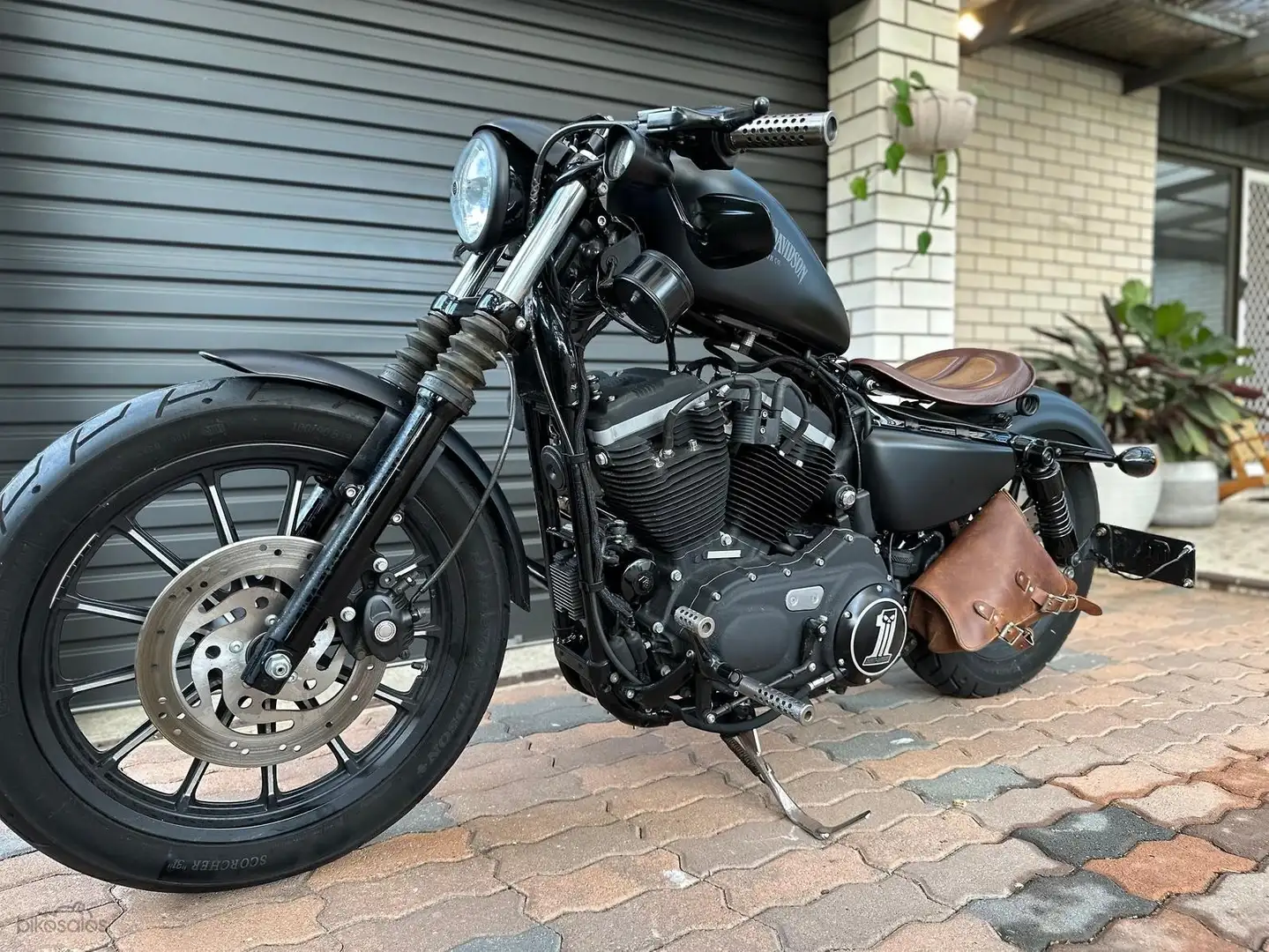 Harley-Davidson Iron 883 XL883N Siyah - 1