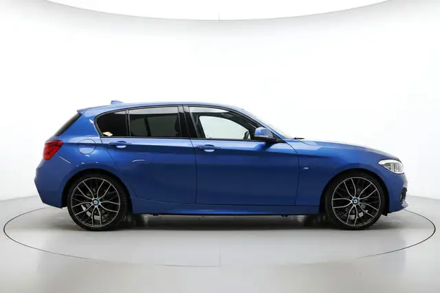 BMW 1 Series view 4