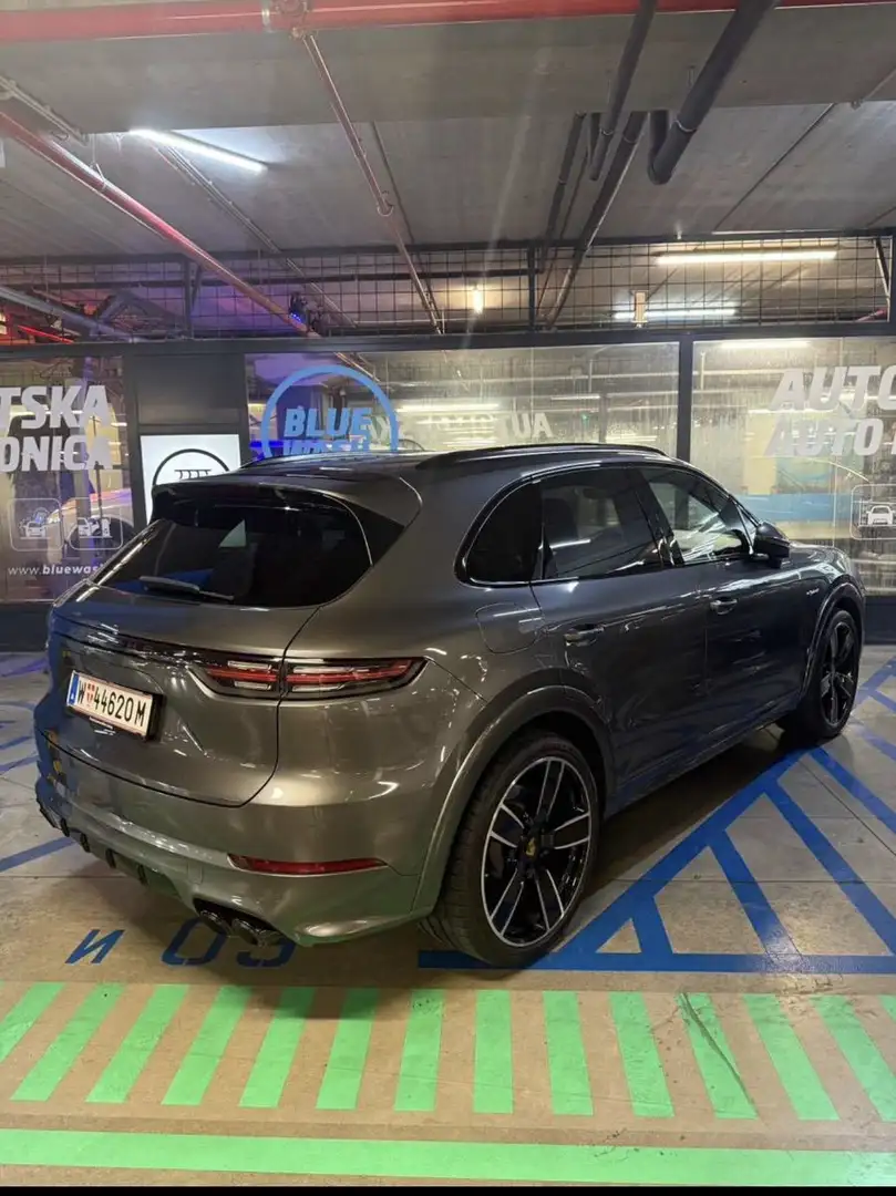 Porsche Cayenne III E-Hybrid PHEV 17,9 kWh Aut. Grau - 2