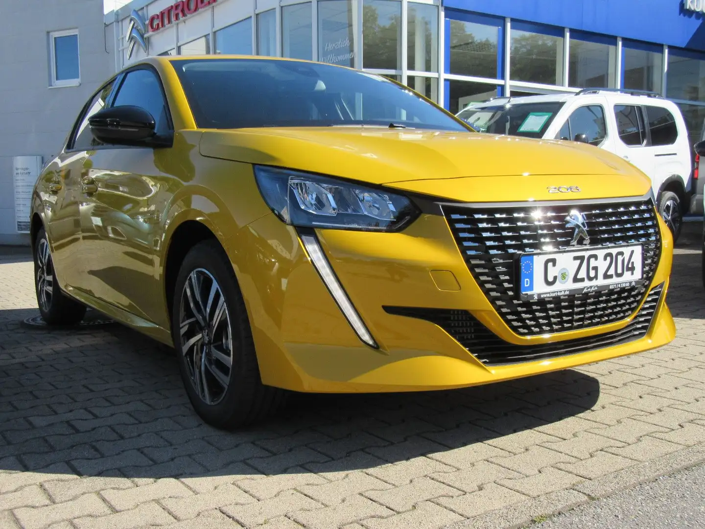 Peugeot 208 Kleinwagen in Gelb vorführfahrzeug in Chemnitz für