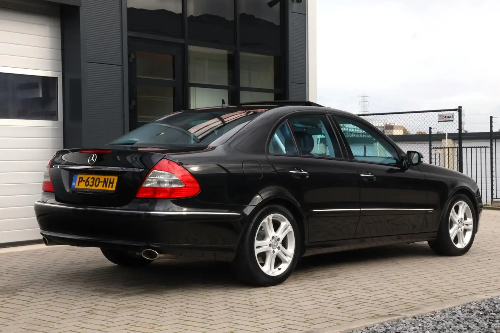 Mercedes-Benz E 230 Avantgarde | Ultieme Youngtimer | Top conditie ! Zwart - 2
