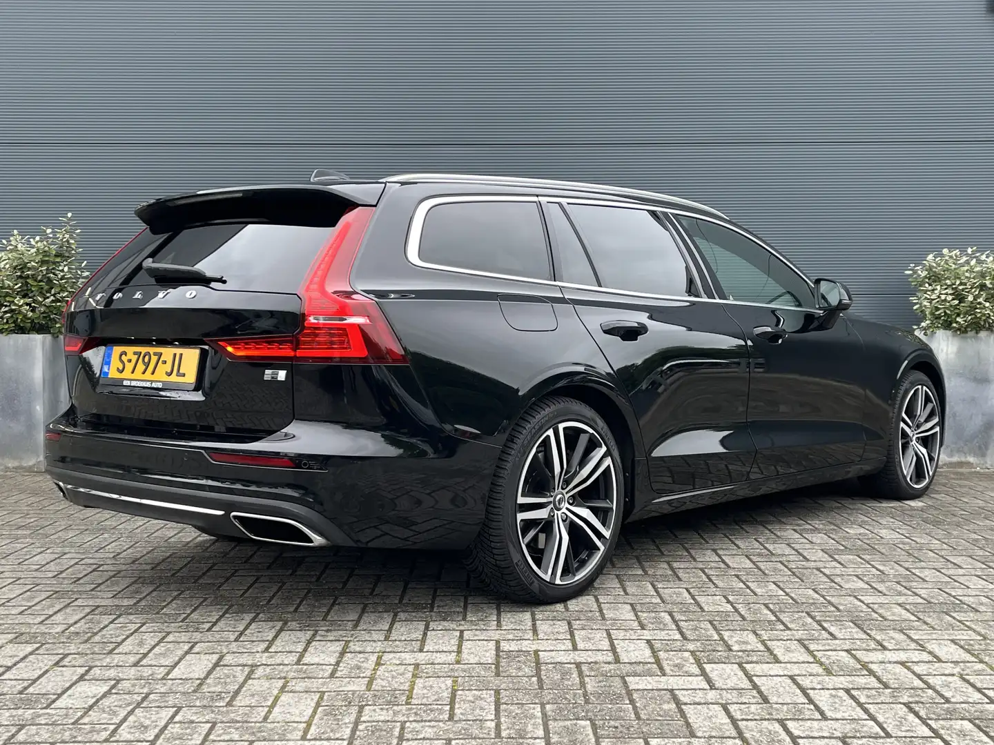 Volvo V60 2.0 T8 Twin Engine Insc. | Panoramadak | HUD | Tre Zwart - 2