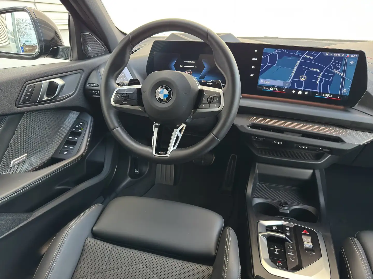 BMW 120 Lim M Sportpaket LED PArkAs+ DrivAs AHK SHZ Schwarz - 2