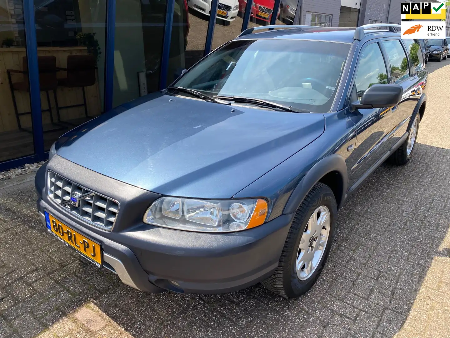 Volvo XC70 2.5 T Kinetic 4WD / NL Auto / H.Leer / Trekhaak Blauw - 1