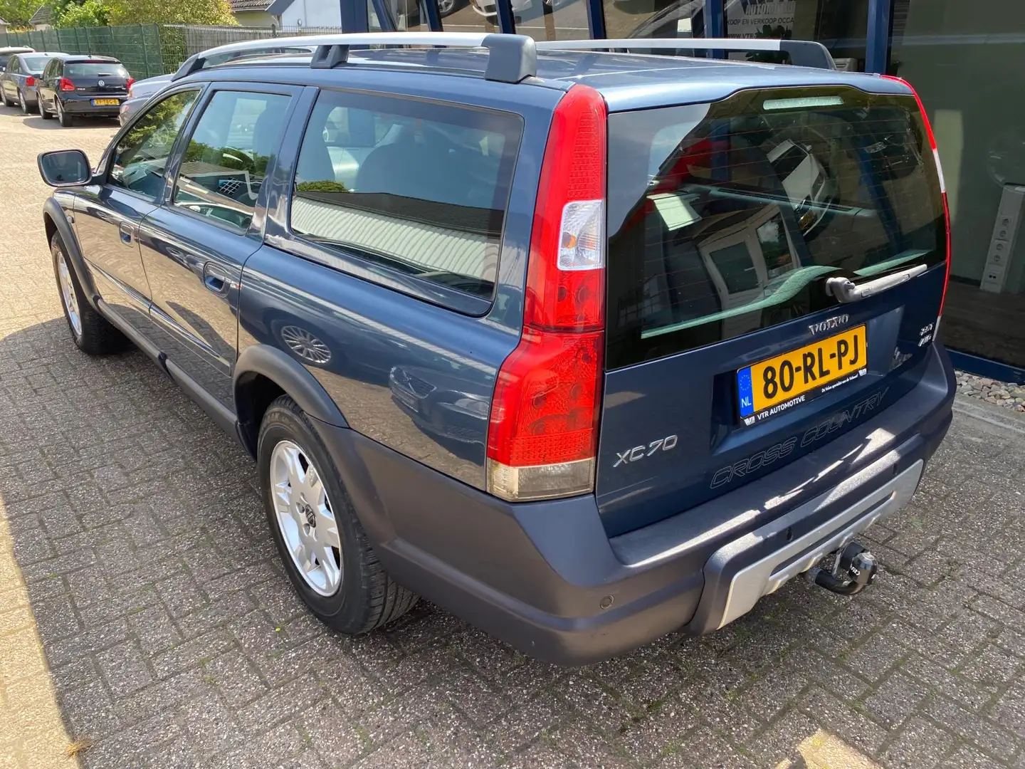 Volvo XC70 2.5 T Kinetic 4WD / NL Auto / H.Leer / Trekhaak Blauw - 2