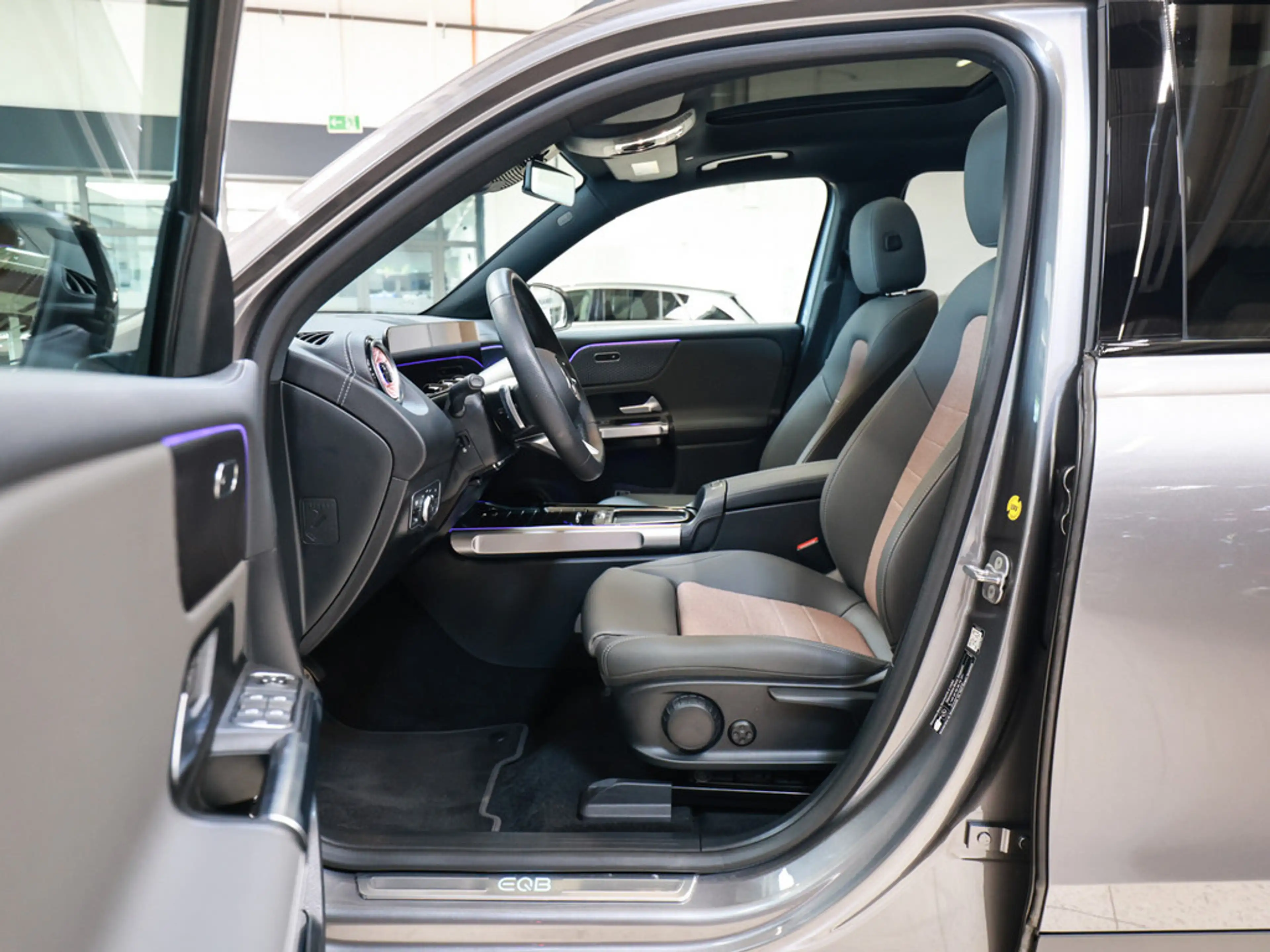 Mercedes-Benz EQB 250 + ElectricArt Advanced+ NIGHT 7-SITZER — photo 14