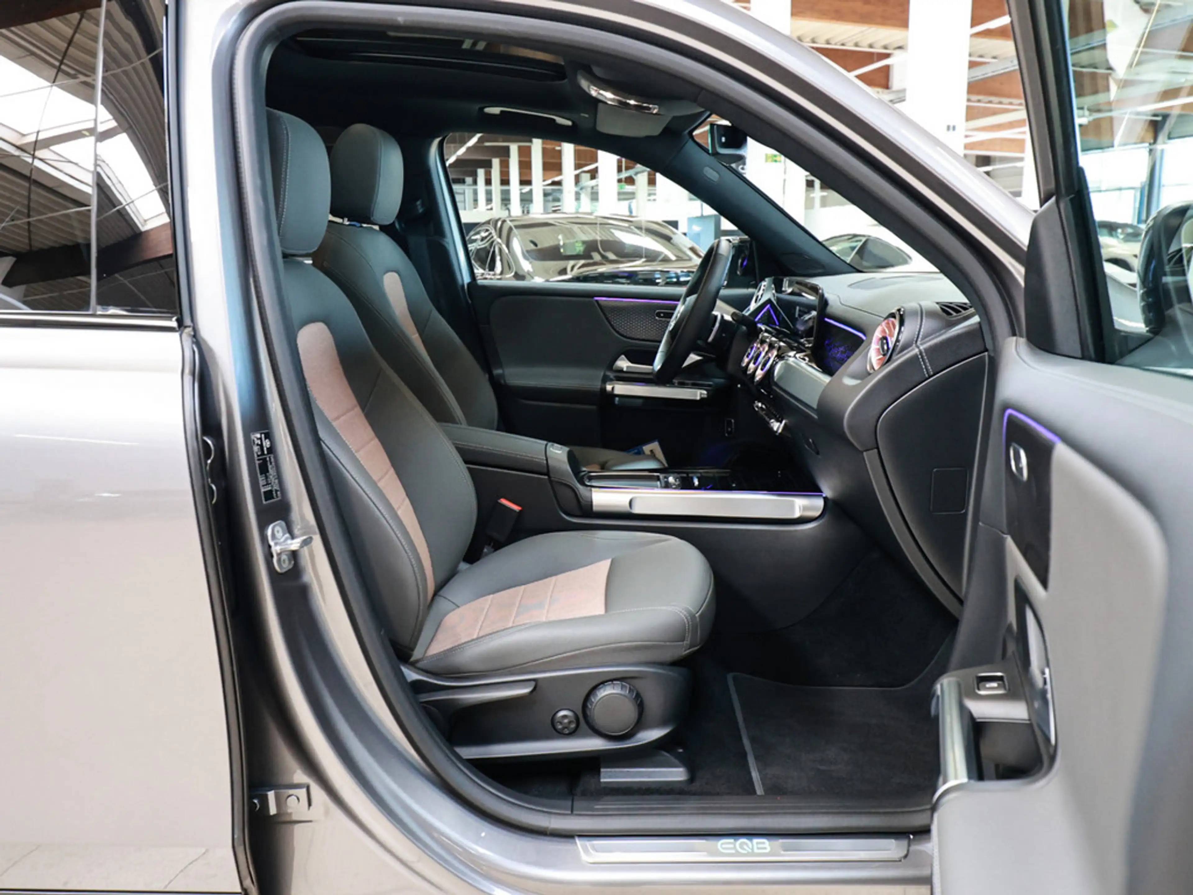 Mercedes-Benz EQB 250 + ElectricArt Advanced+ NIGHT 7-SITZER — photo 8