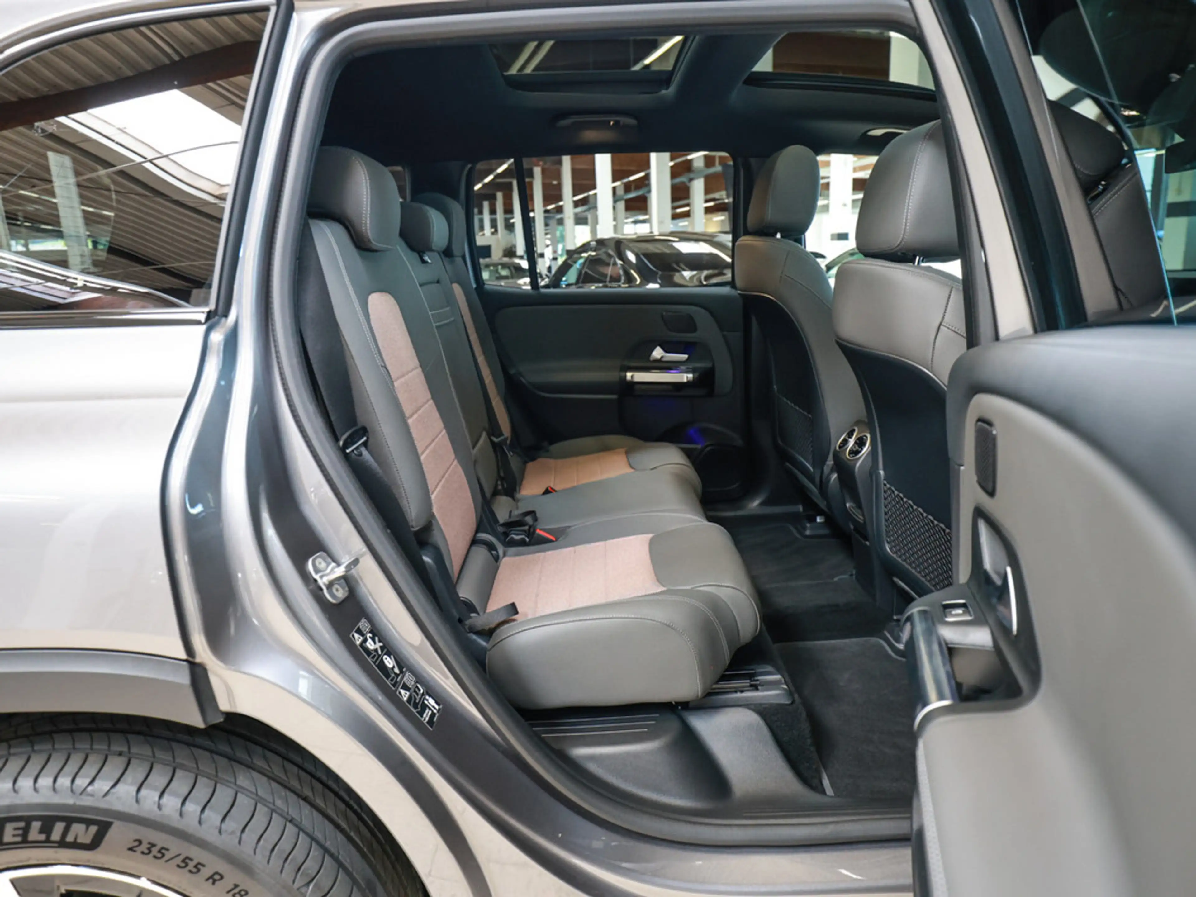Mercedes-Benz EQB 250 + ElectricArt Advanced+ NIGHT 7-SITZER — photo 10