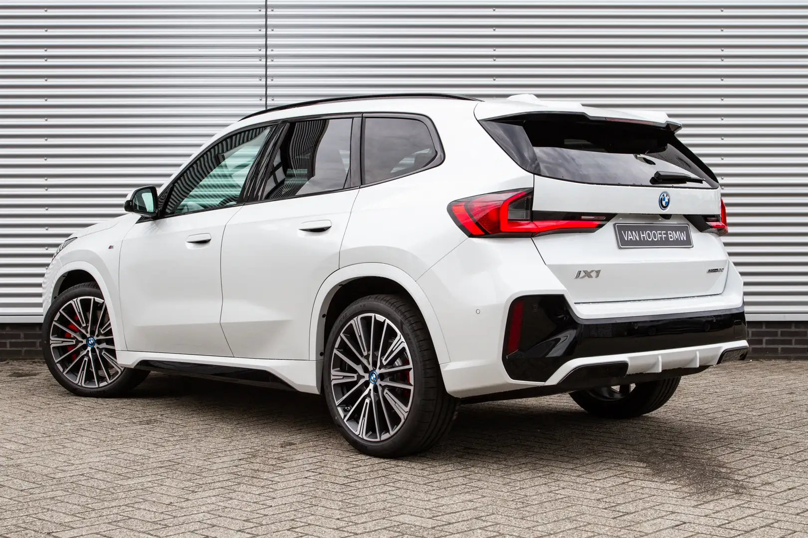 BMW iX1 eDrive20 M Sport / Panoramadak / Trekhaak / Sports Wit - 2