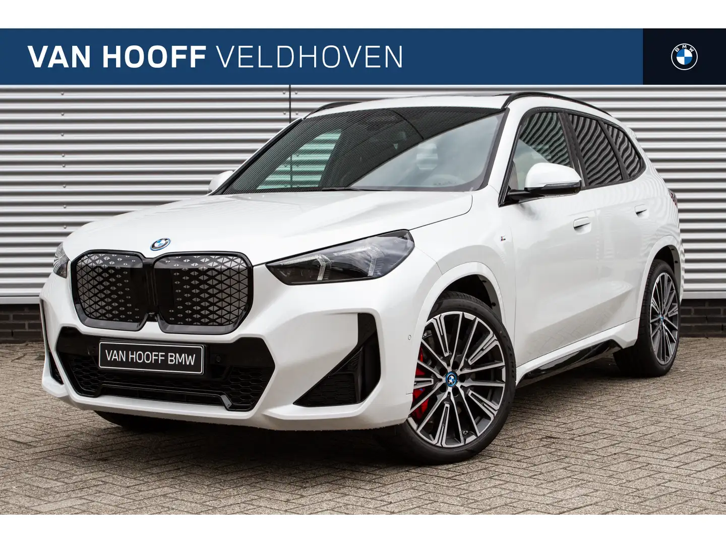 BMW iX1 eDrive20 M Sport / Panoramadak / Trekhaak / Sports Wit - 1