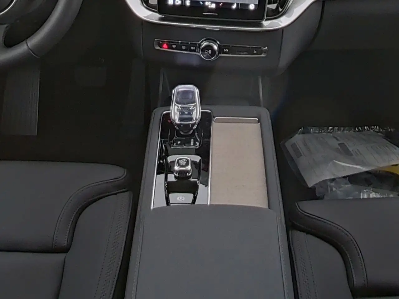 Volvo XC90 T8 Ultra Dark Recharge Plug-In Hybrid AWD 6