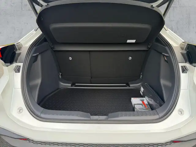 Toyota C-HR view 14