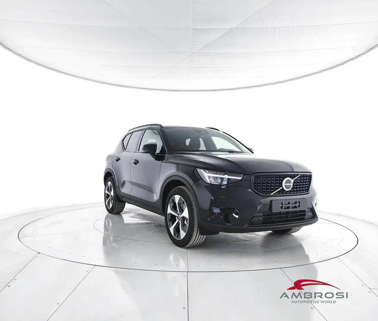 Volvo XC40 B3 Mild hybrid Benzina Plus Dark Schwarz - 2