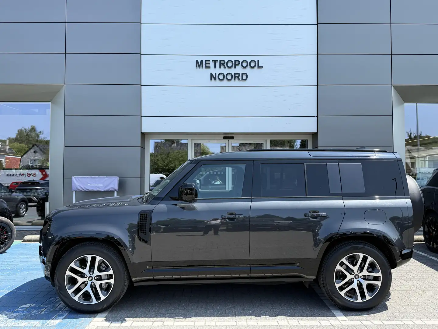 Land Rover Defender P300e X-Dynamic SE Grau - 2