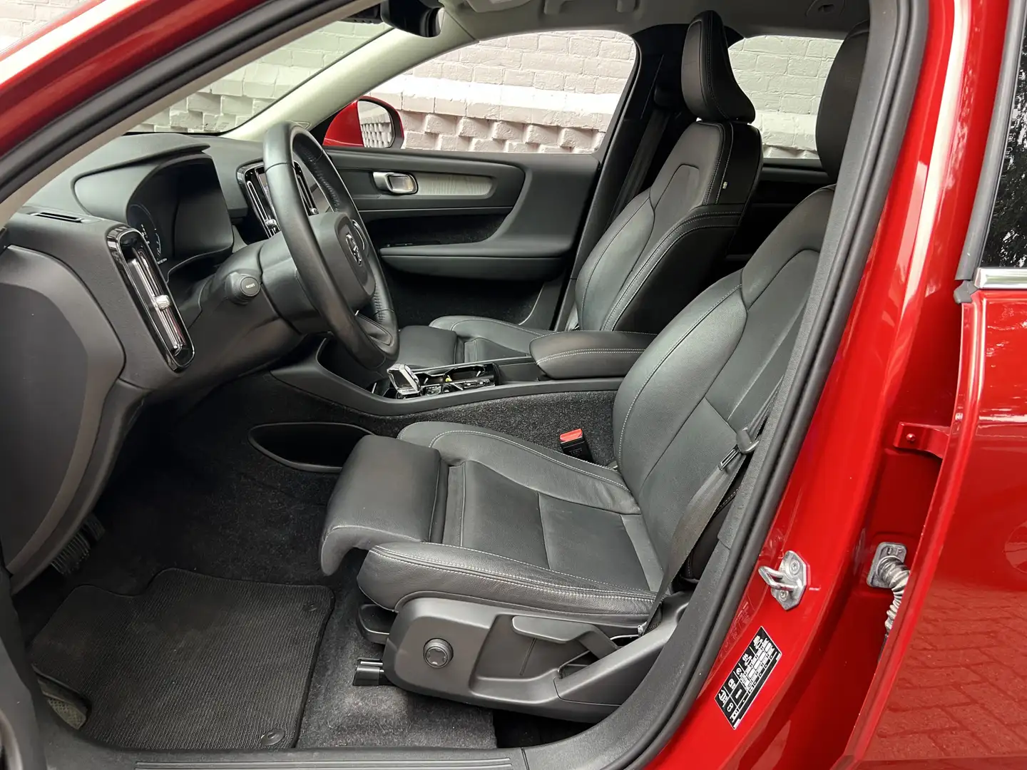 Volvo XC40 1.5 T4 Recharge Inscription leer Navigatie Carplay Rood - 2