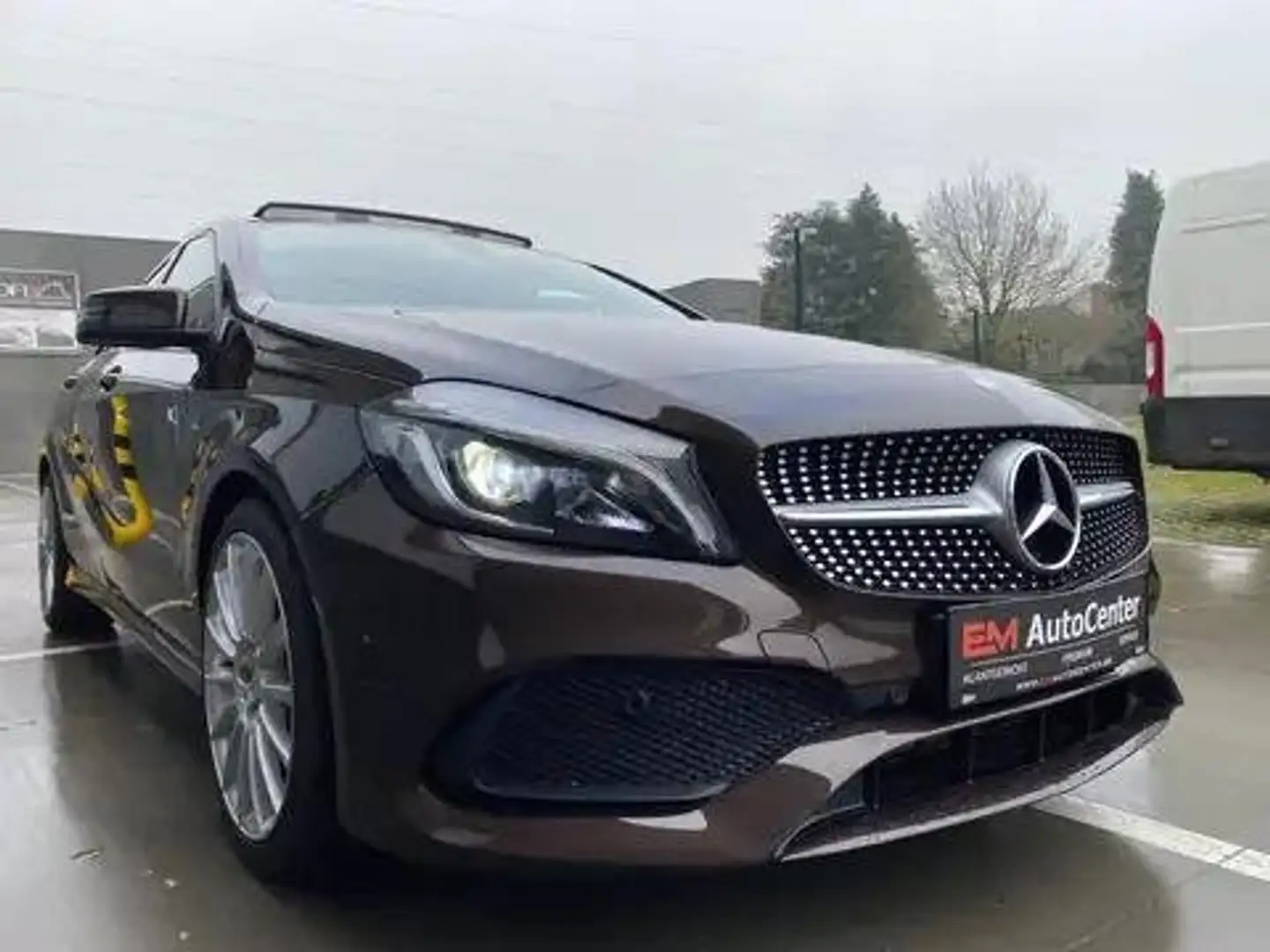 Mercedes-Benz 180 AMG Line Bronce - 2