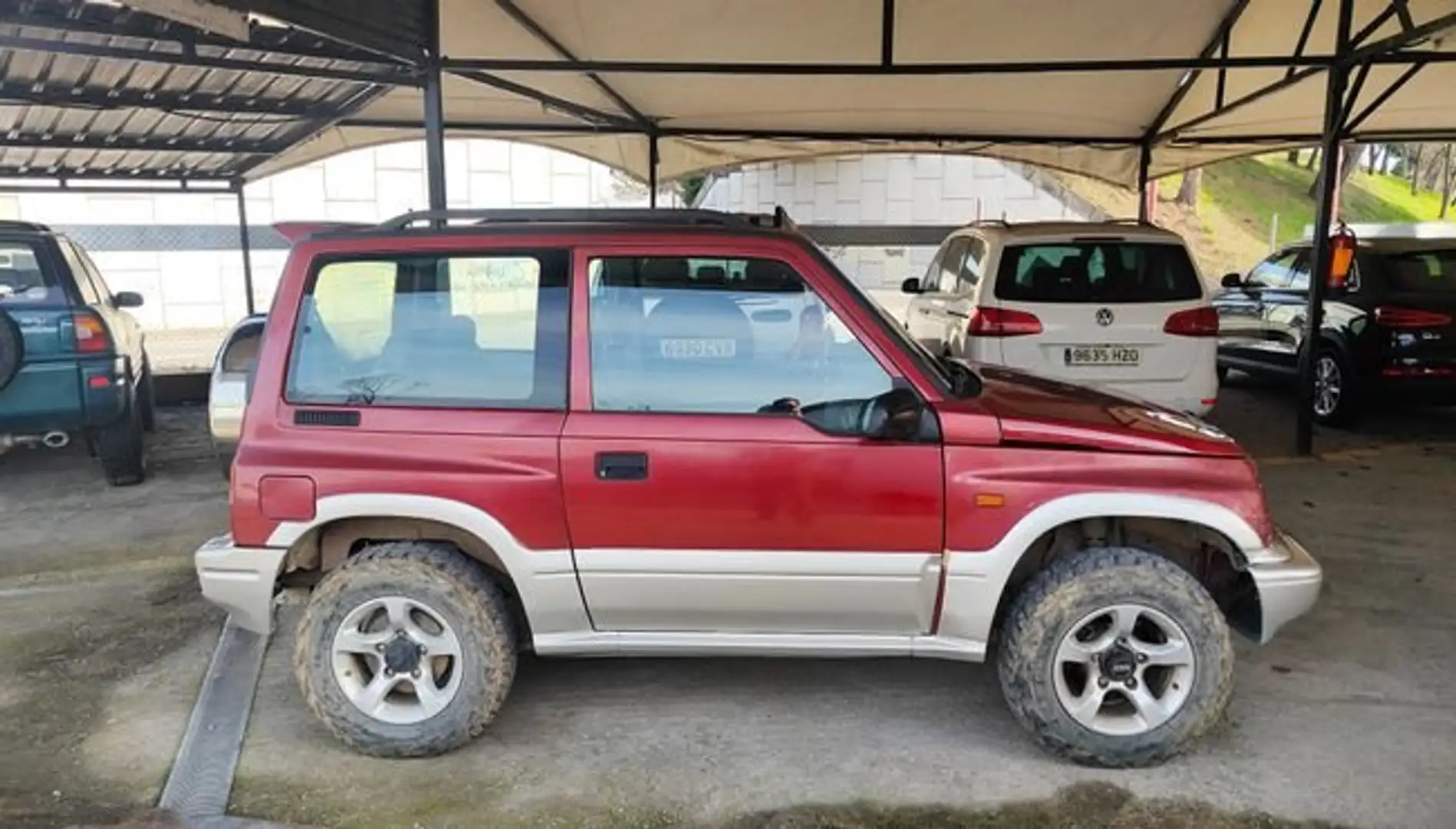 Suzuki Vitara 3p HDI T. Metal. Serie Esp. Rojo - 2
