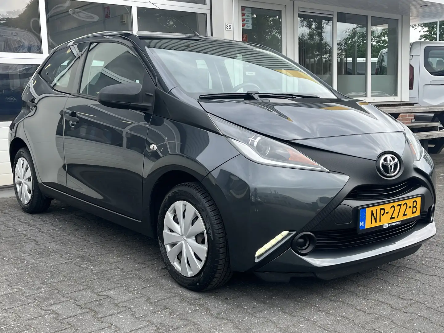Toyota Aygo 1.0 VVT-i x-fun Airco all-season banden Grau - 1
