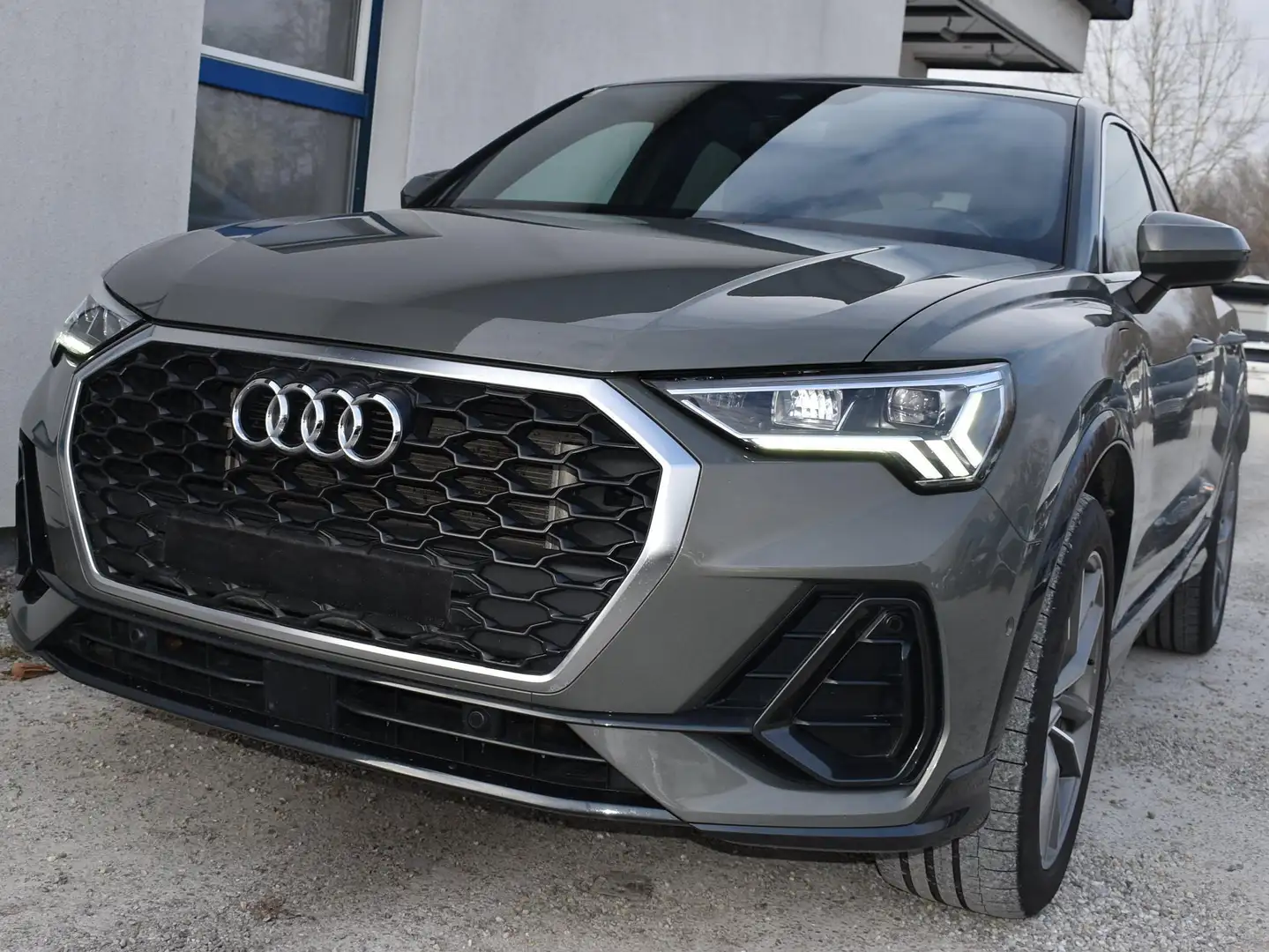 Audi Q3 45 TFSI e Aut. Grau - 1