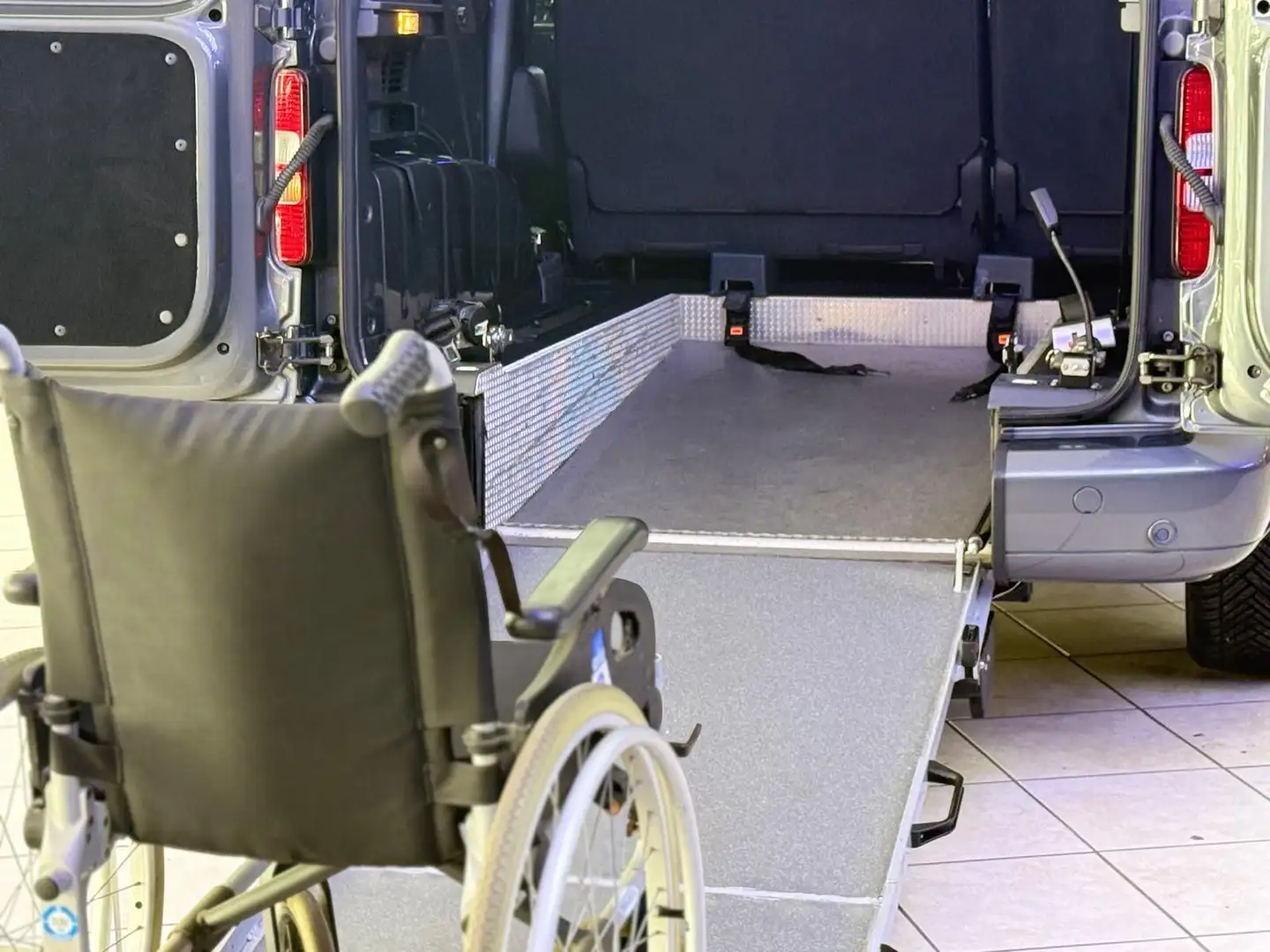 Volkswagen Caddy 1,6-Maxi-Behindertengerecht-Rampe Grijs - 2