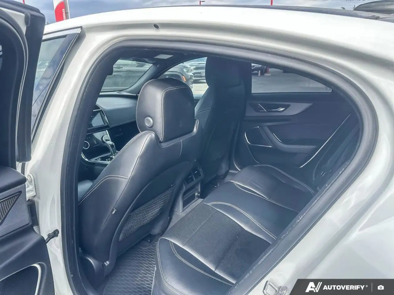 Jaguar XE снимка Jaguar XE