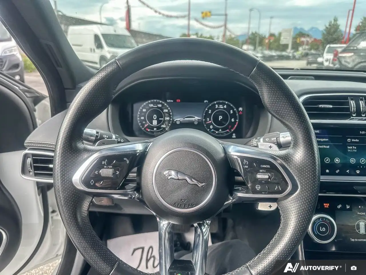 Jaguar XE снимка Jaguar XE