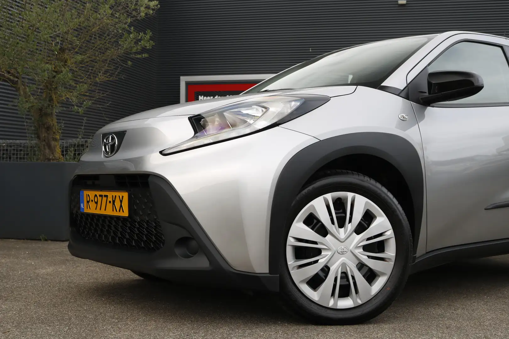 Toyota Aygo X 1.0 VVT-i S-CVT Play | Apple Carplay | Automaat | Grijs - 2