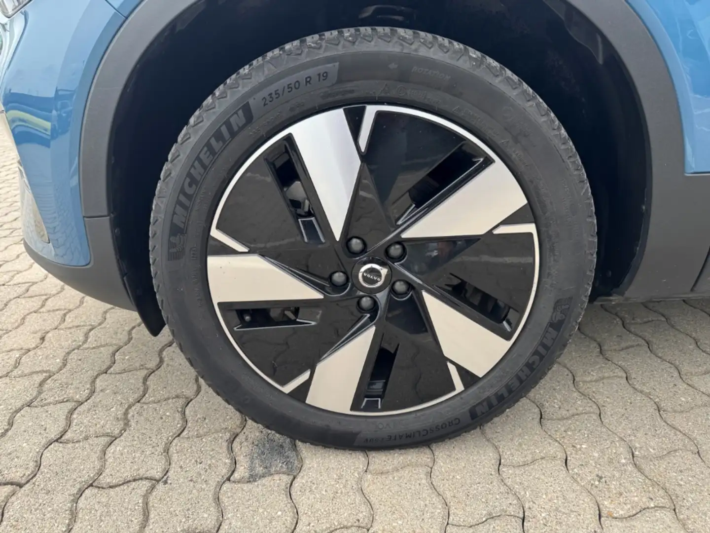 Volvo XC40 Plus Recharge Pure Electric 2WD StandHZG AHK Digit Blau - 2