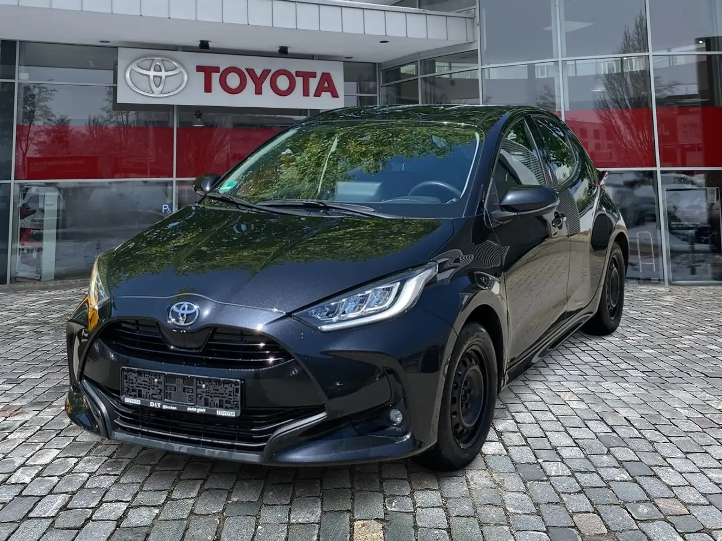 Toyota Yaris 1.5 Club FLA ACC SpurH LM KAM LED KeyLess Schwarz - 1