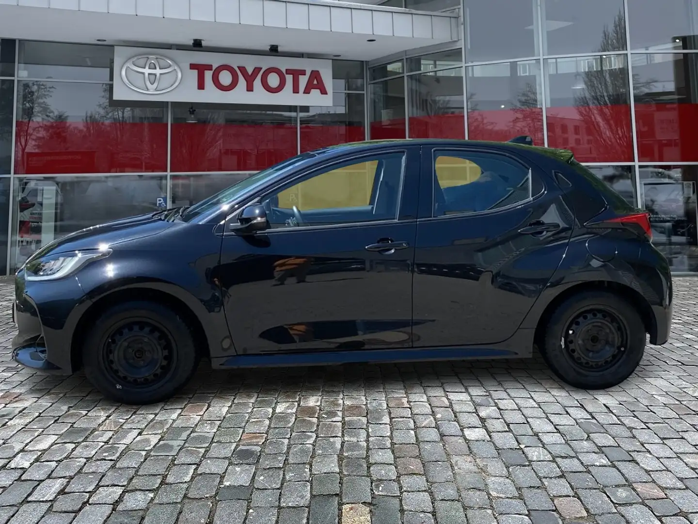 Toyota Yaris 1.5 Club FLA ACC SpurH LM KAM LED KeyLess Schwarz - 2