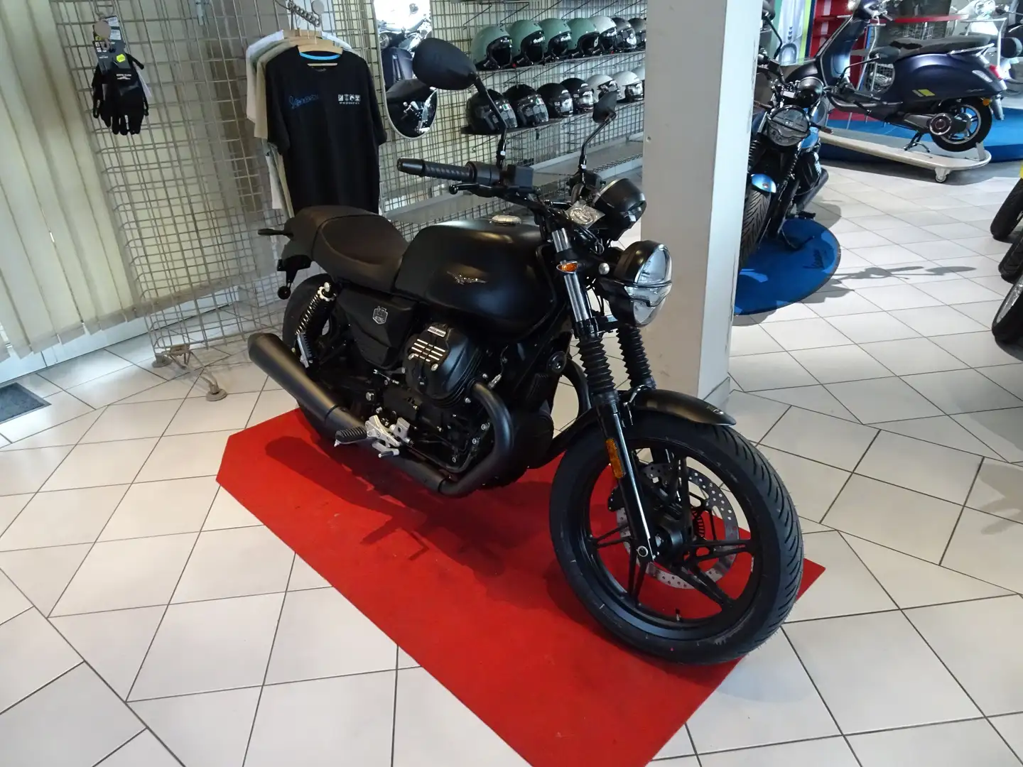 Moto Guzzi V 7 Stone MY25 Schwarz - 2