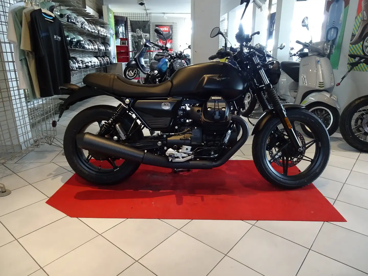 Moto Guzzi V 7 Stone MY25 Schwarz - 1