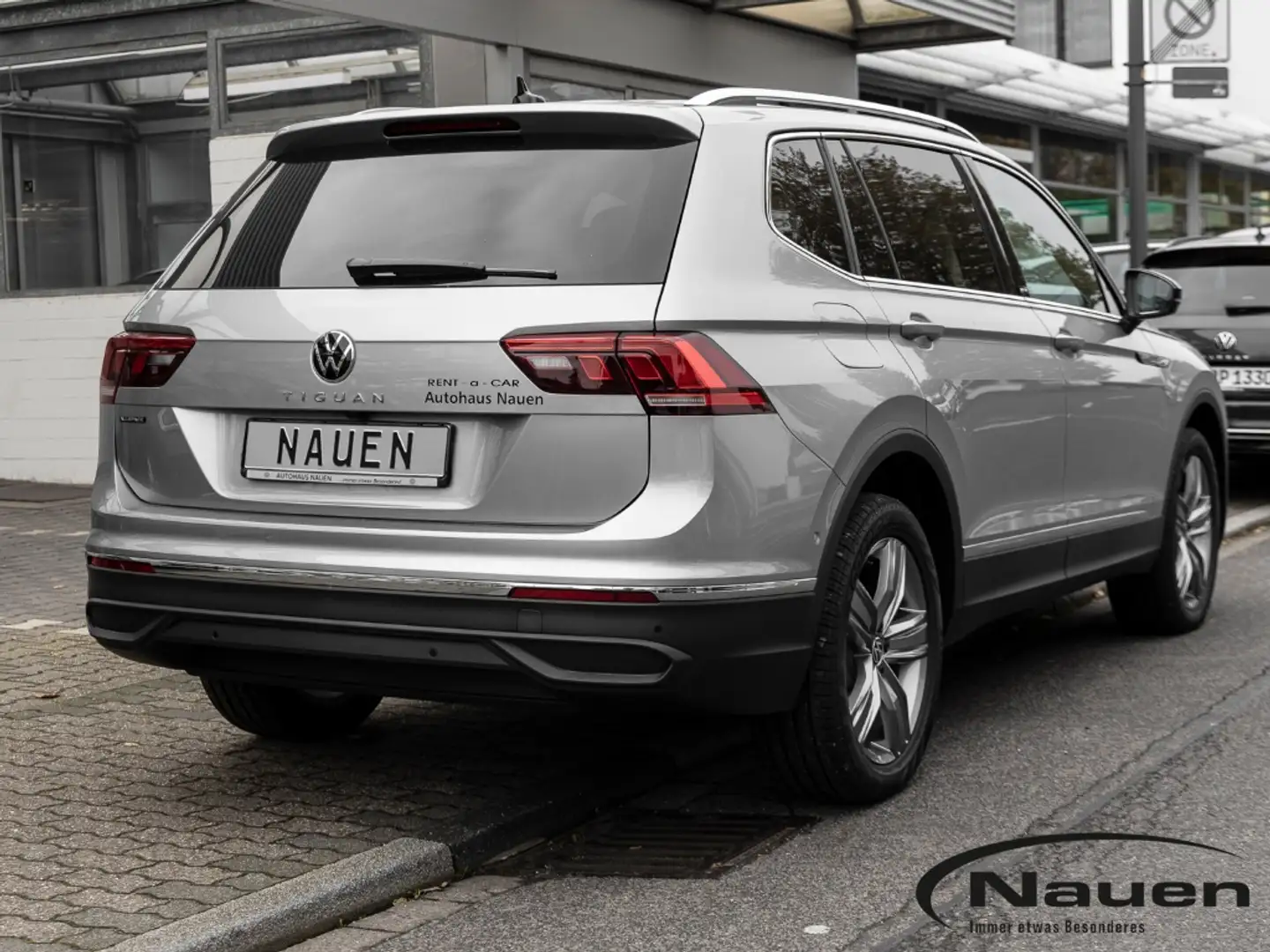 Volkswagen Tiguan Allspace Move 2,0l TDI DSG 7-Sitzer Navi Matrix LED Silber - 2
